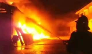 Fire Breaks Out in Jalpaiguri: आग की लपटों से धधका पश्चिम बंगाल का जलपाईगुड़ी बाजार, 150 दुकाने पल भर में खाक