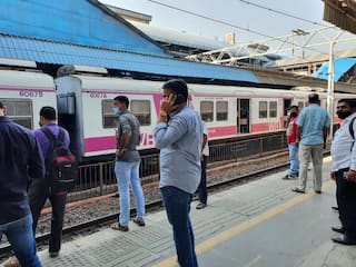 Indian Railways/IRCTC: कोरोना का कहर, यहां के रेलवे स्टेशनों पर नहीं मिलेगा अब प्लेटफार्म टिकट,