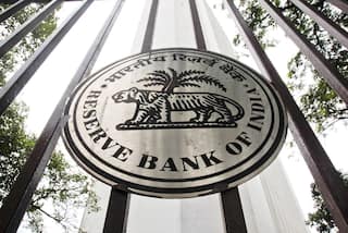 इस बैंक में है अकाउंट तो हो जाएं सावधान! RBI ने छह महीने तक पैसा निकालने पर लगाई रोक और...