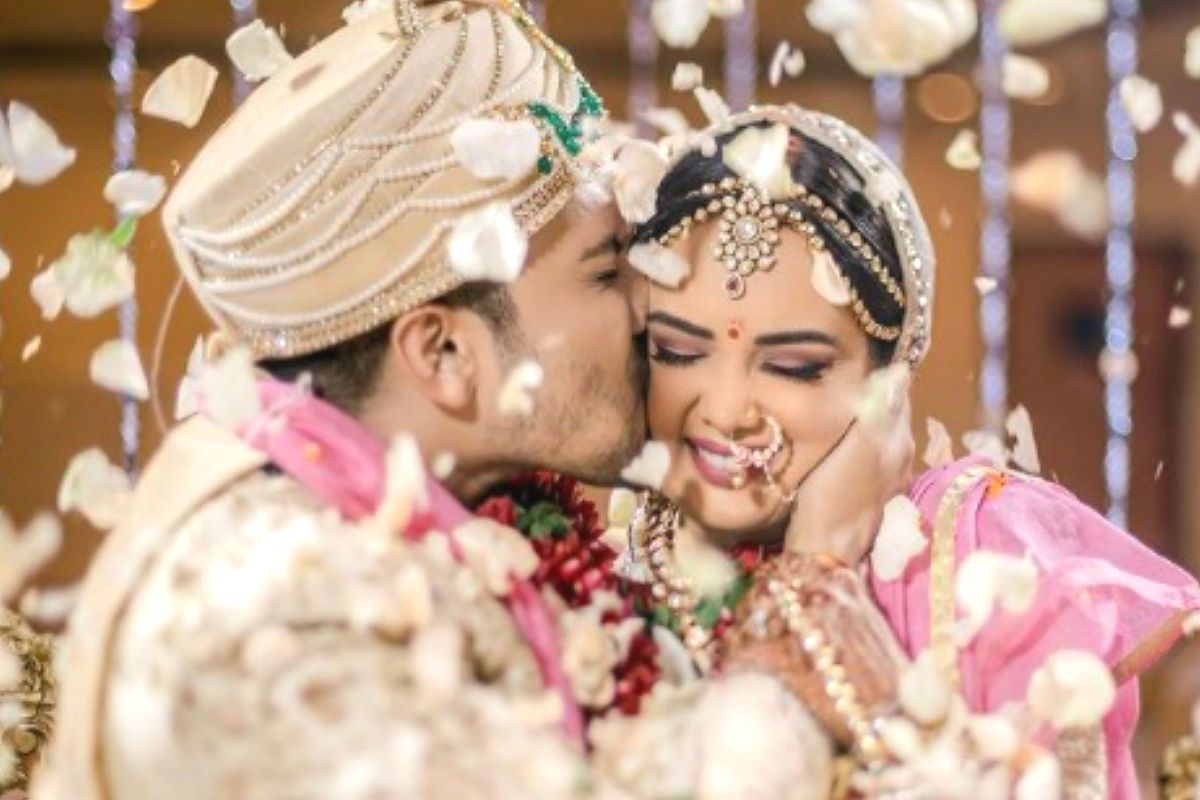 Aditya Narayan Kisses Wife Shweta Agarwal in New Picture From The Wedding –  Check Pics And Videos From Reception | India.com
