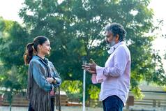 'RRR' की शूटिंग के लिए हैदराबाद पहुंची आलिया भट्ट, निर्देशक राजामौली के साथ वायरल हुई खास तस्वीरें