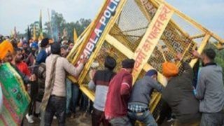 Farmers Protest: किसानों ने तोड़े शाहजहांपुर बॉर्डर के बेरिकेड्स; पुलिस की लाठीचार्ज में कई किसान जख्मी