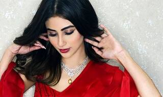 लाल रंग की साड़ी में जब मौनी रॉय सज संवर कर निकली, कमाल हो गया, चांद भी शर्म से लाल हो गया