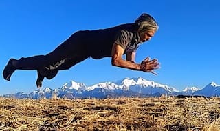 पश्चिम बंगाल की सबसे ऊंची चोटी पर वर्कआउट कर रहे हैं मिलिंद सोमन, समुद्र तल से 12,000 फीट ऊपर...