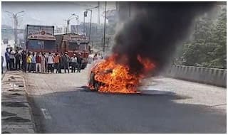VIDEO: सड़क पर धूं-धूं कर जल गई BMW कार, शख्स ने ऐसे बचाई अपनी जान....