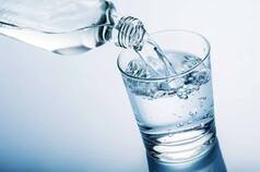Man Nearly Dies After Drinking 5 Litres of Water Daily Believing it Would 'Cure' His Covid Symptoms