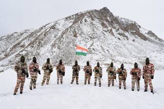 Republic Day 2021: ITBP Jawans March With Tricolour at 17,000 Feet in Frozen Ladakh | Watch