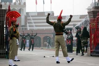 Beating The Retreat Ceremony: 72वें गणतंत्र दिवस पर अटारी बॉर्डर पर दर्शकों की गैरमौजूदगी में हुई बीटिंग र्रिटीट