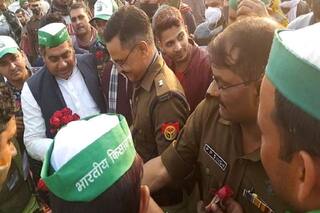 Farmers, Cops Exchange Roses, Share Meals at Delhi   s Chilla Border Amid Violent Protests