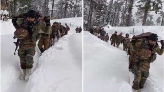 Jammu & Kashmir: आर्मी के जवानों ने बर्फीले रास्‍ते में फंसी प्रसूता और नवजात बच्‍चे की बचाई जान