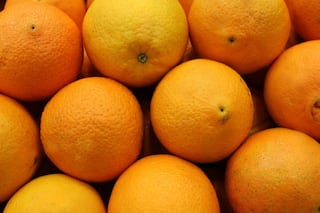 4 Chinese Men Eat 30 Kg Oranges in Half An Hour to Avoid Paying Extra Baggage Fee