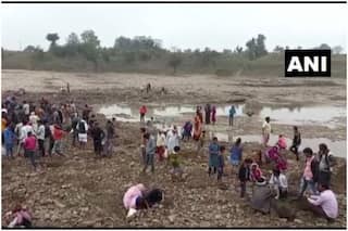 Gold Silver Coin News: सोने-चांदी के सिक्कों की तलाश में नदी की खुदाई में लग गया पूरा गांव, जानें क्या है मामला