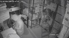 Man Wearing PPE Kit Steals Jewellery Worth ₹ 13 Crore from Southeast Delhi showroom | Watch