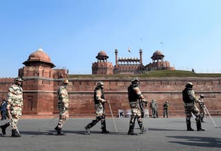 दिल्ली पुलिस ने लालकिले के बाहर खड़ी की विशाल दीवार, चांदनी चौक से कोई भी व्यक्ति अंदर नहीं देख सकता