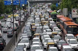 Delhi Traffic Tractor Rally Updates: ट्रैक्टर परेड की वजह से दिल्ली में कई रास्ते हुए बंद तो कहीं लगा भारी जाम, यहां जानें से बचें