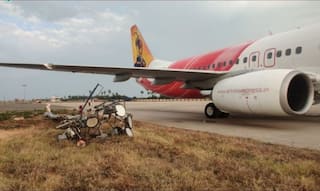 विजयवाड़ा हवाई अड्डे पर बिजली के खंभे से टकराया Air India Express का विमान, बाल-बाल बचे 64 यात्री
