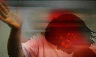 Weird News: सौतेले पिता की हैवानियत, अंग्रेजी न बोल पाने पर मासूम बच्ची को पैन से कई बार गोदा, पूरे शरीर में घाव, वीडियो वायरल होने पर बवाल