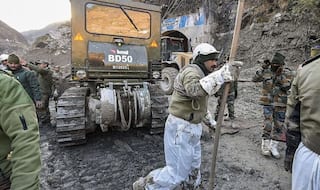 उत्तराखंड में इन 37 जिंदगियों को बचाने के लिए चल रही है जंग, टनल के 100 मीटर अंदर पहुंची रेस्क्यू टीम