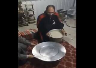 Biryani Video: घंटों पकाने के बाद पतीले से पलट रहा था बिरयानी, फिसला हाथ, फिर जो हुआ वो...