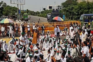 Chakka Jam: हर हालात से निपटने को दिल्ली पुलिस तैयार, पैरामिलिट्री के जवानों की हुई तैनाती