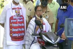 VIDEO: सड़क पर दौड़ी West Bengal CM ममता की स्कूटी, गले में पहना महंगाई का पोस्टर, केंद्र पर मारा ताना