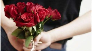 Rose Day 2021 Shayari: रोज डे पर फूलों के अलावा इन शायरी से भी जीतें पार्टनर का दिल