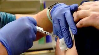13 फरवरी से हेल्थकेयर वर्कर्स को दिया जाएगा COVID वैक्सीन का दूसरा डोज, राज्यों को रफ्तार बढ़ाने का निर्देश