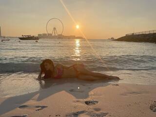 Mouni Roy के इस वीडियो ने मचाया तहलका, हल्के-हल्के उड़ते हाई स्लिट गाउन ने गदर मचा दिया