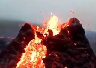 Volcano Video: 800 साल बाद फटा ज्वालामुखी, तैरते लावा का Live वीडियो देख सिहर उठेंगे...