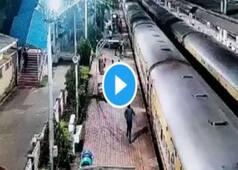 Indian Railways Video: फिसला पैसेंजर का पैर, सीधा जाता ट्रेन के नीचे, देख भागा RPF जवान...