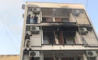 Photo Shows Hero Delhi Cop Climb 3-Storey Building Caught in Fire to Save Family