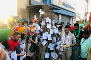 किसानों ने कुछ इस तरह मनाया‘होलिका दहन’, जलाईं कृषि कानूनों की प्रतियां