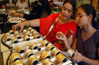MCX Gold Rate Today, 12 April 2021: सोना - चांदी वायदा में सीमित दायरे में कामकाज, जानिए- आपको आगे क्या करना चाहिए?