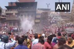 VIDEO: People Celebrate Holi With Ashes And 'Gulal' at Manikarnika Ghat in Varanasi | WATCH Here