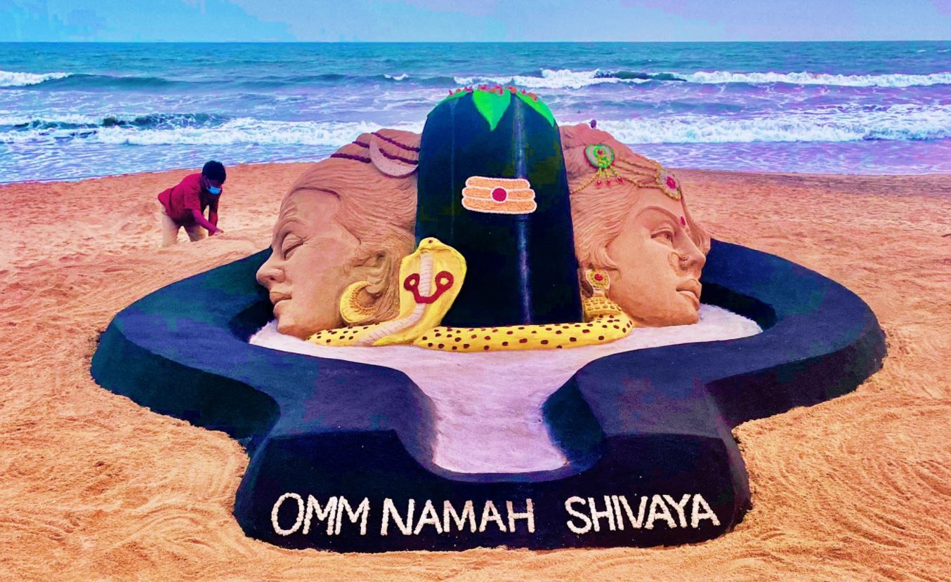 Famous Sand Artist Sudarsan Pattnaik Creates Sculpture of Lord Shiva at