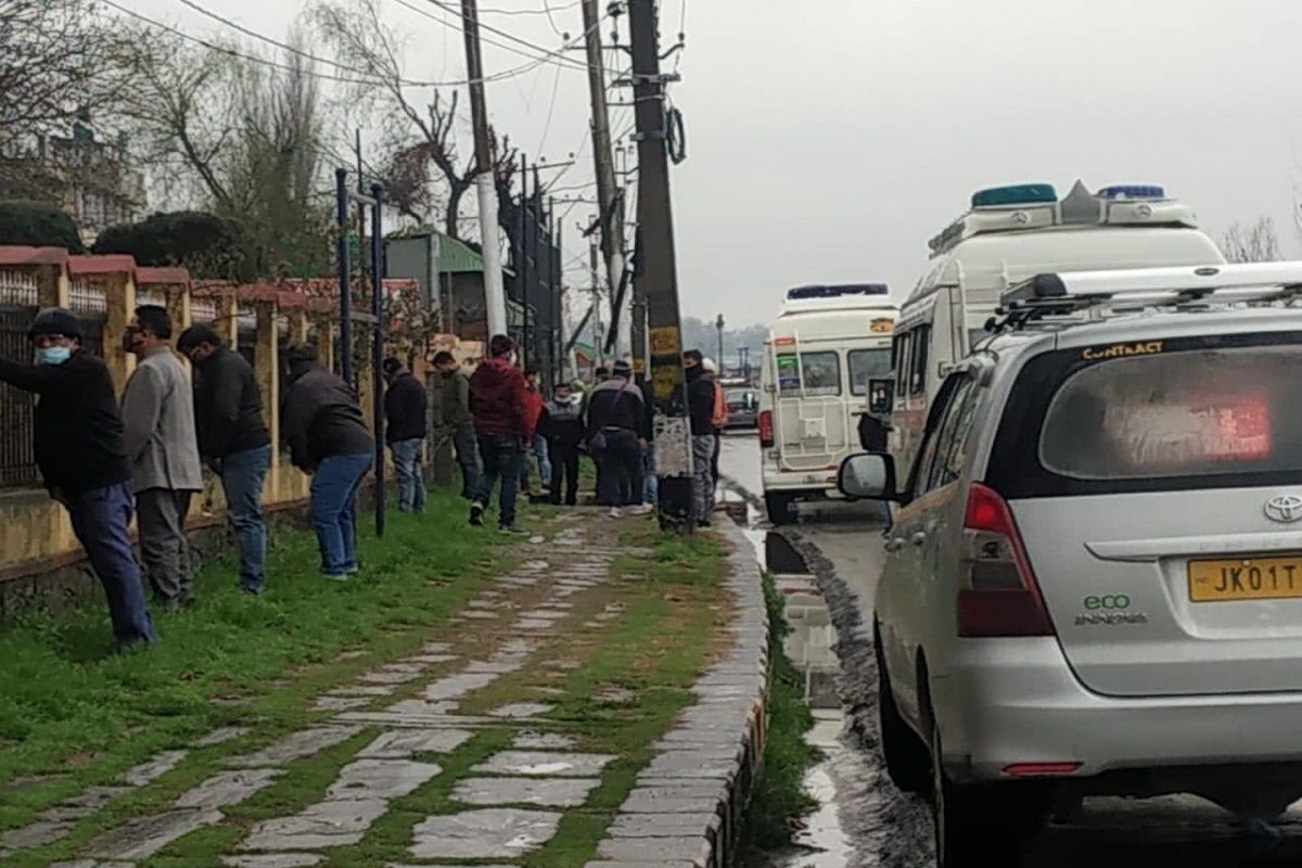 Disgusting! Tourists Caught Peeing on Roadside at Iconic Dal Lake in  Kashmir; Twitterverse Reacts