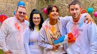 Holi 2022: लंदन में Priyanka-Nick ने मनाई परिवार संग होली, सास-ससुर पर चढ़ा रंग- Viral Pictures