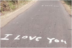 Deewana Aashiq Writes 'I Love You, I Miss You' on Road to Express Feelings For Girlfriend | Watch Video