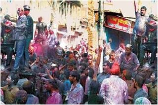 जूता मार होली: मस्जिदें ढंकी गईं, 'लाट साहब' को पुलिस ने दी सलामी, कुछ ऐसे मना सदियों पुरानी परंपरा का जश्न