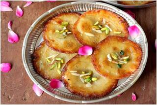 Holi 2021 Mawa Malpua Recipe In Hindi: होली का त्योहार बन जाएगा और भी खास, घर पर इस तरह से बनाएं मावा मालपुआ