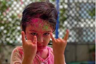 Hoi 2021: Taimur Ali Khan is a Swagger Drenched in Colours, Poses With Yo Sign