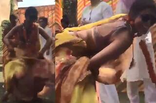 साउथ एक्ट्रेस Shriya Saran ने लहंगा उठाकर ऐसे किया होली डांस, ठुमके ने लूट ली महफिल- Viral Video