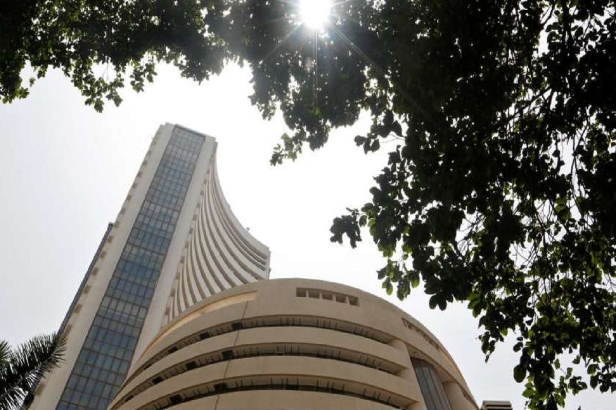 FIRST TRADE: Sensex, Nifty muted amid broad based-selling | Zee Business
