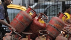 LPG Price Hike: आम आदमी पर एक और महंगाई की मार, महंगा हुआ घरेलू गैस सिलेंडर, जानें अपने शहर का रेट