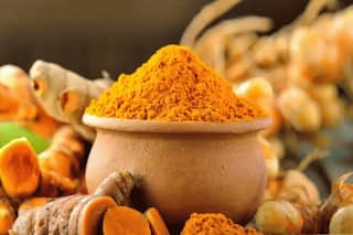 Diabetes Main Haldi Ke Fayde: डायबिटीज के मरीज रोजाना इस तरह से करें हल्दी का सेवन, कंट्रोल में रहेगा ब्लड शुगर लेवल