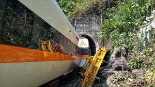 Taiwan Train Accident Update: ताइवान में ट्रेन हादसे में मरने वालों का आंकड़ा 48 हुआ, कई घायल