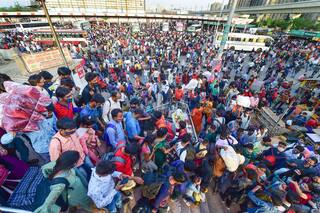 As Delhi Goes into Lockdown, Migrant Workers Crowd Anand Vihar Bus Terminal to Reach Home | Watch