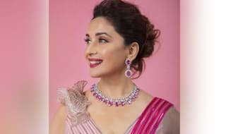 गुलाबी लहंगा पहन गुलाब की पंखुड़ियों सी हुईं माधुरी दीक्षित, जैसे सर्द शाम में गुलाबी हुआ आसमां