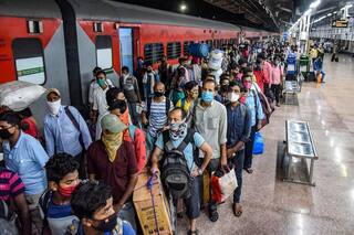 Migrant Exodus 2.0? Huge Crowds at Mumbai, Delhi Railway Stations Amid Lockdown Scare
