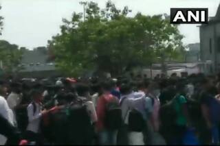 Migrant Crisis 2.0?: Huge Crowd of Workers Gathers at Kurla Railway Station in Mumbai | Watch Video